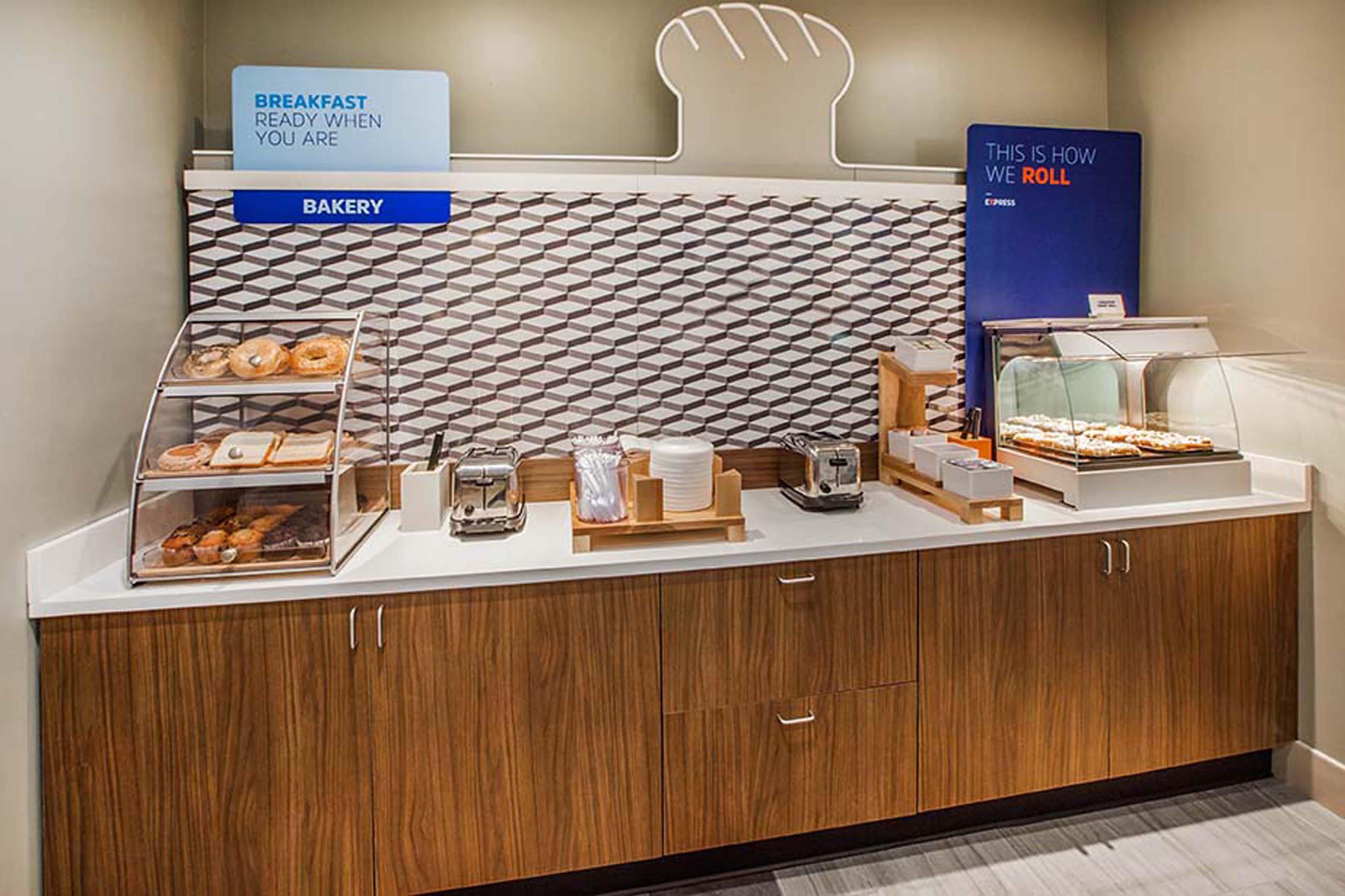 Holiday Inn Express Mccomb By Ihg Exteriör bild